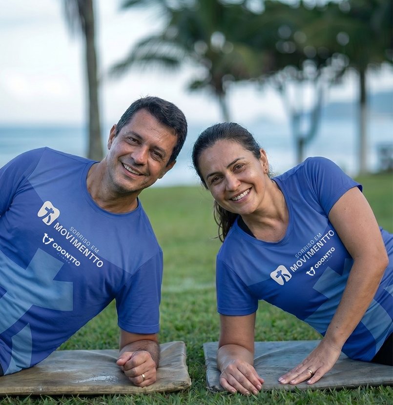Fundadores da Odontto Clínica praticando atividade física ao ar livre com camisetas do Sorriso em Movimentto
