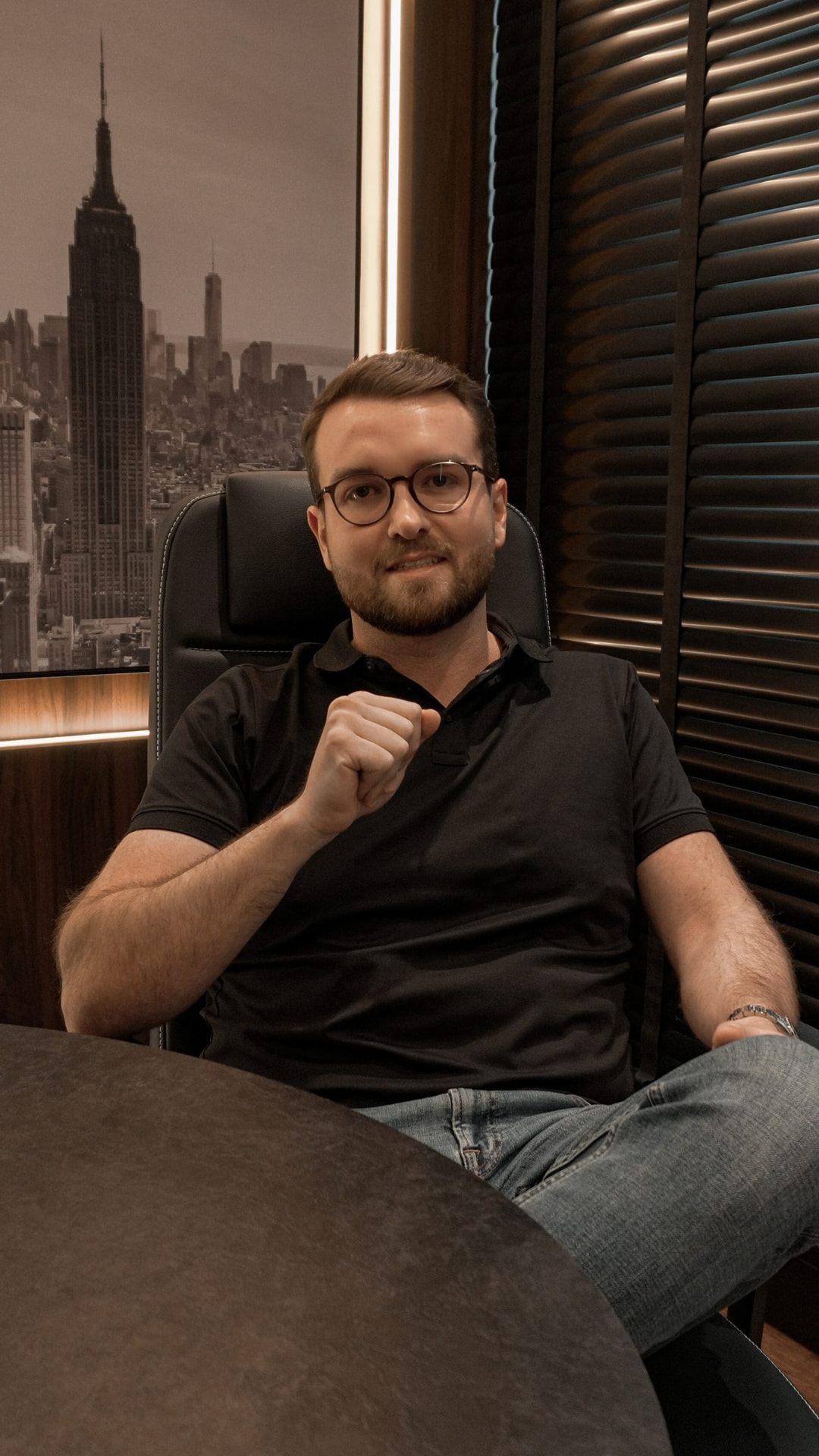 Alexandre Winkel sentado em seu escritório