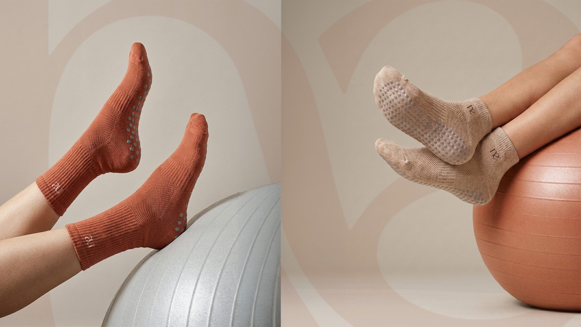 Meias antiderrapantes NEWELLA nas cores terracota e bege sobre bolas de Pilates