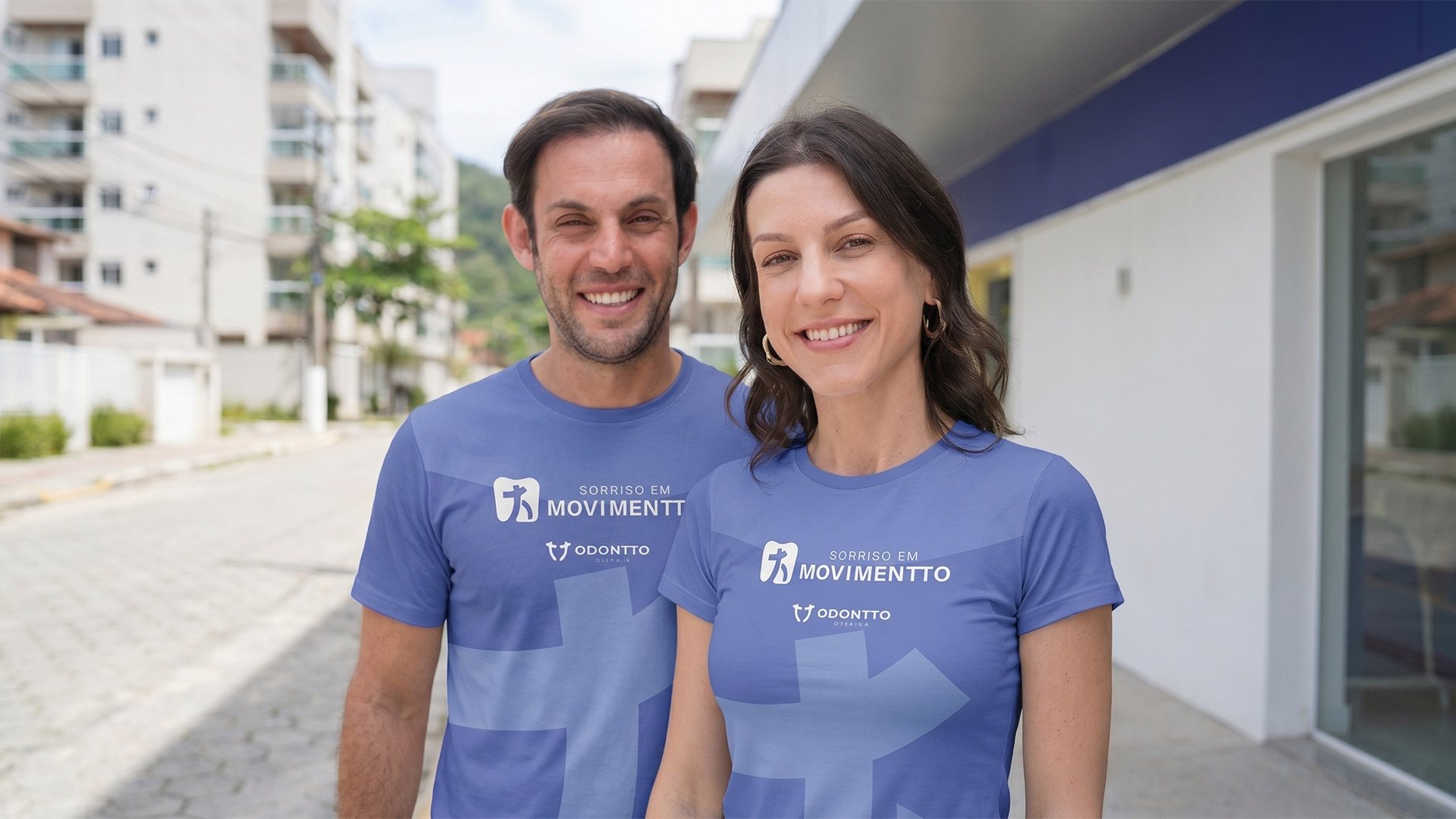 Fundadores da Odontto Clínica vestindo camisetas do Sorriso em Movimentto