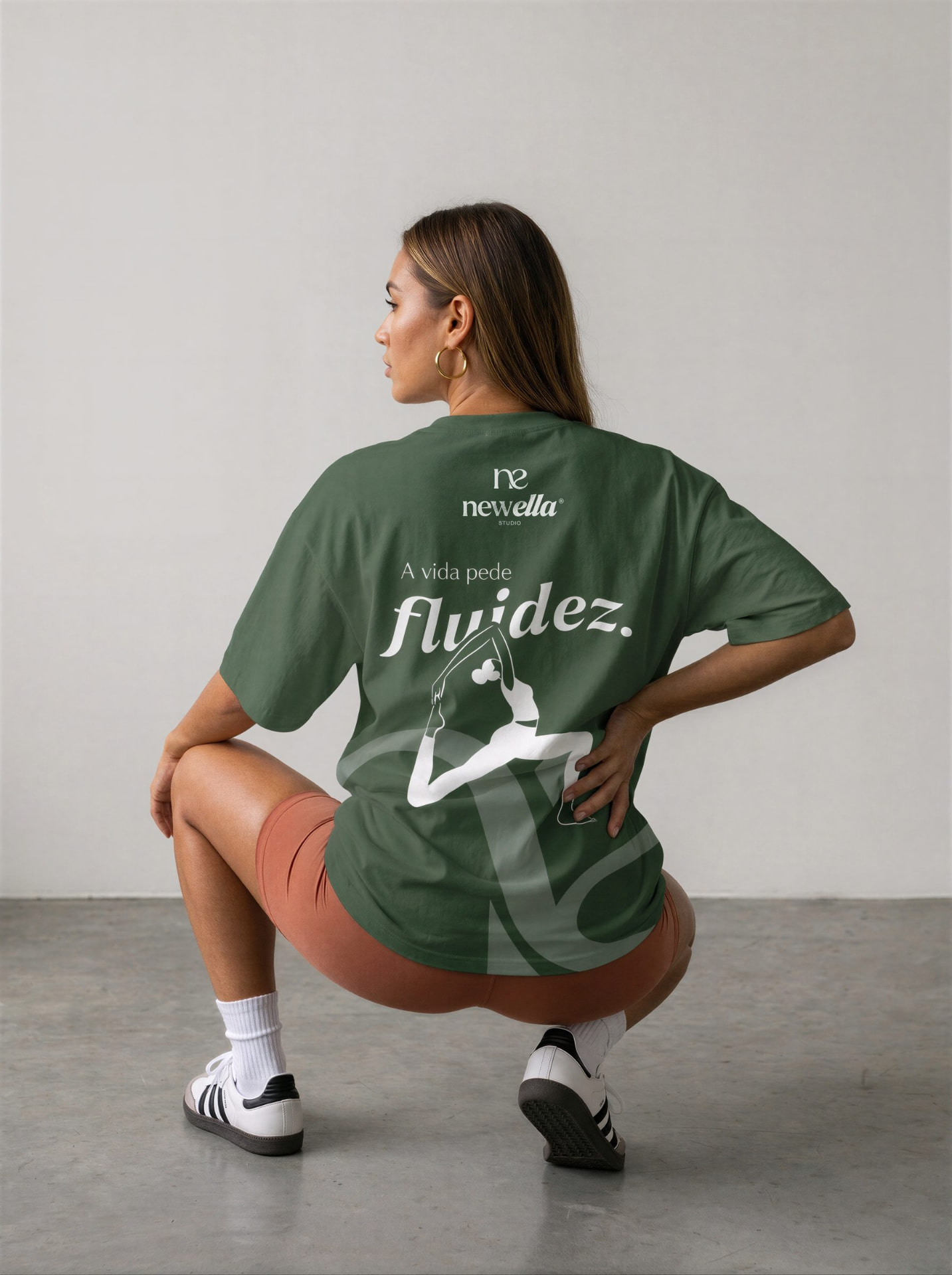 Camiseta verde floresta NEWELLA Studio com a estampa A vida pede fluidez nas costas